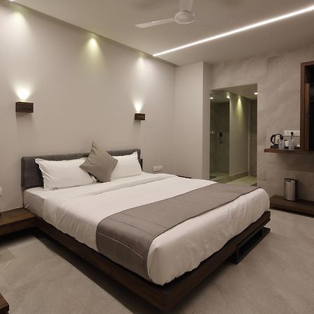 Hotel Carrefour Ahmedabad Extérieur photo