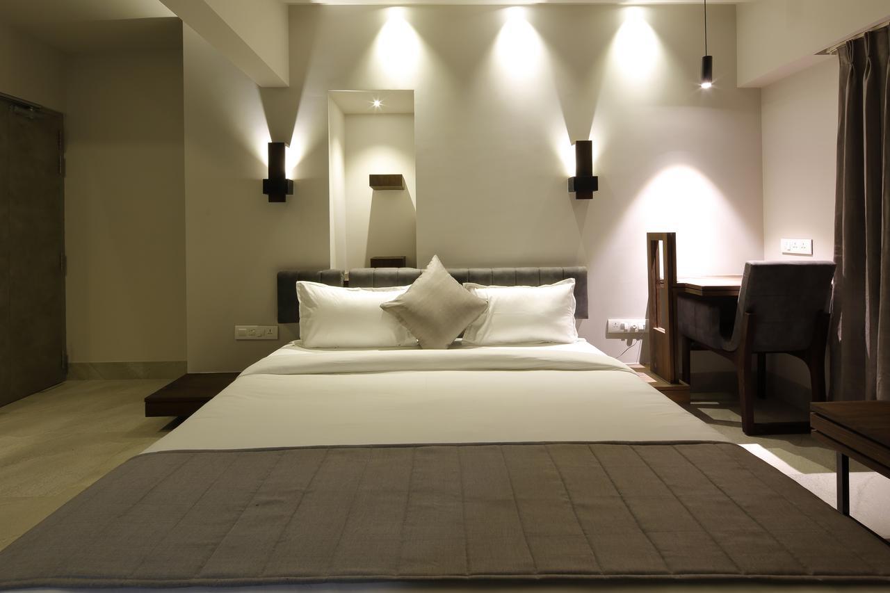 Hotel Carrefour Ahmedabad Extérieur photo