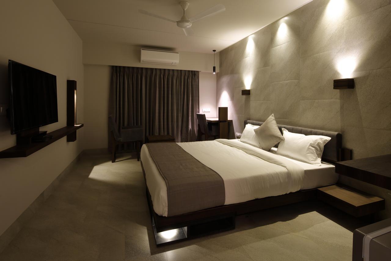 Hotel Carrefour Ahmedabad Extérieur photo