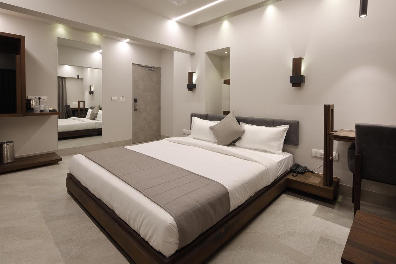 Hotel Carrefour Ahmedabad Extérieur photo