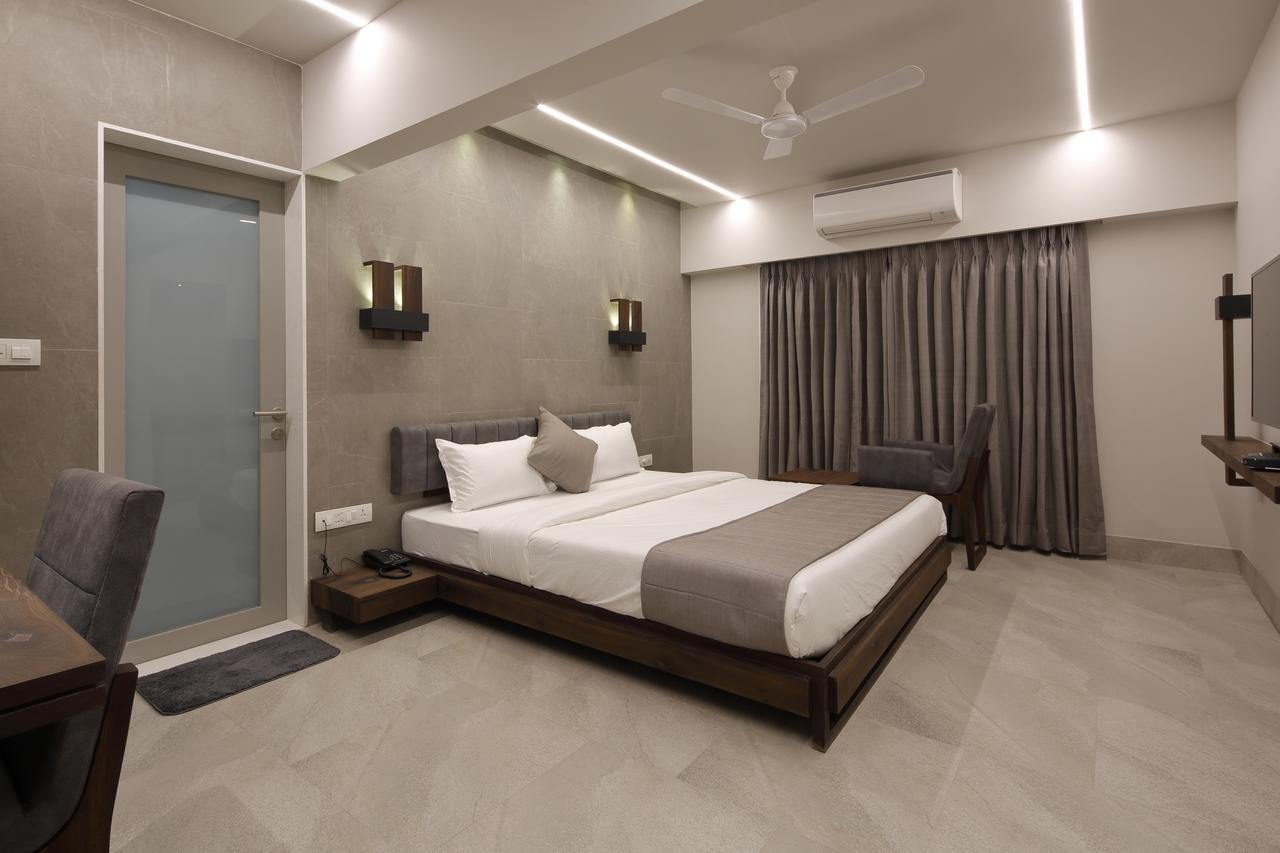Hotel Carrefour Ahmedabad Extérieur photo