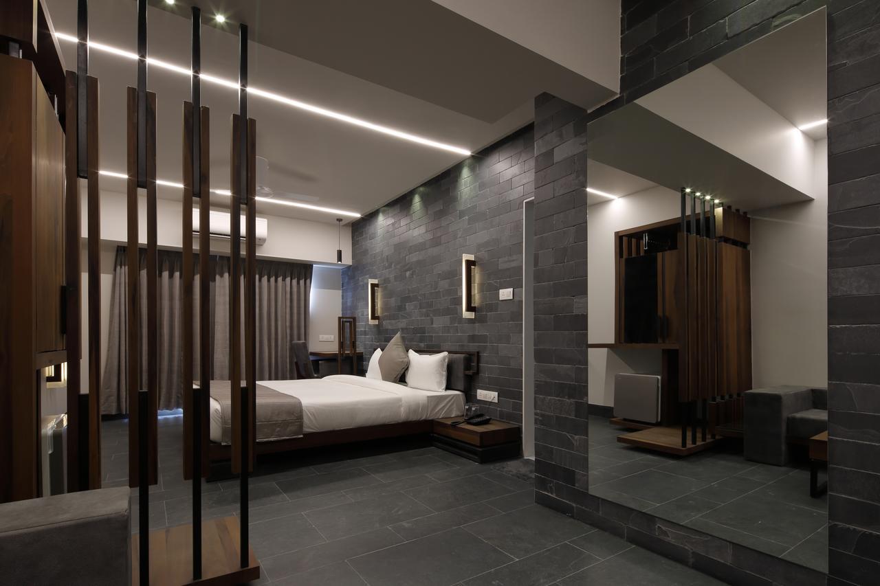 Hotel Carrefour Ahmedabad Extérieur photo