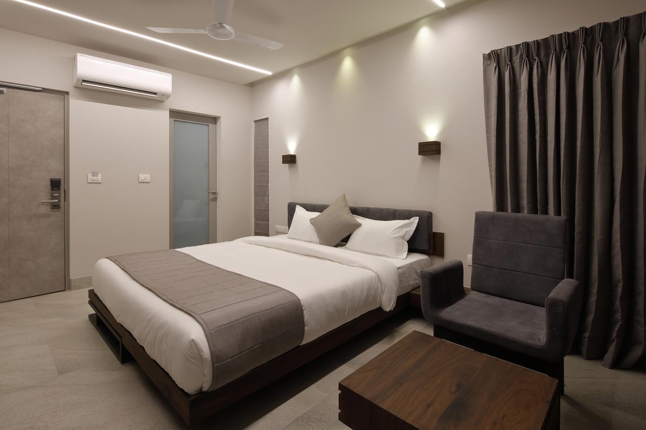Hotel Carrefour Ahmedabad Extérieur photo