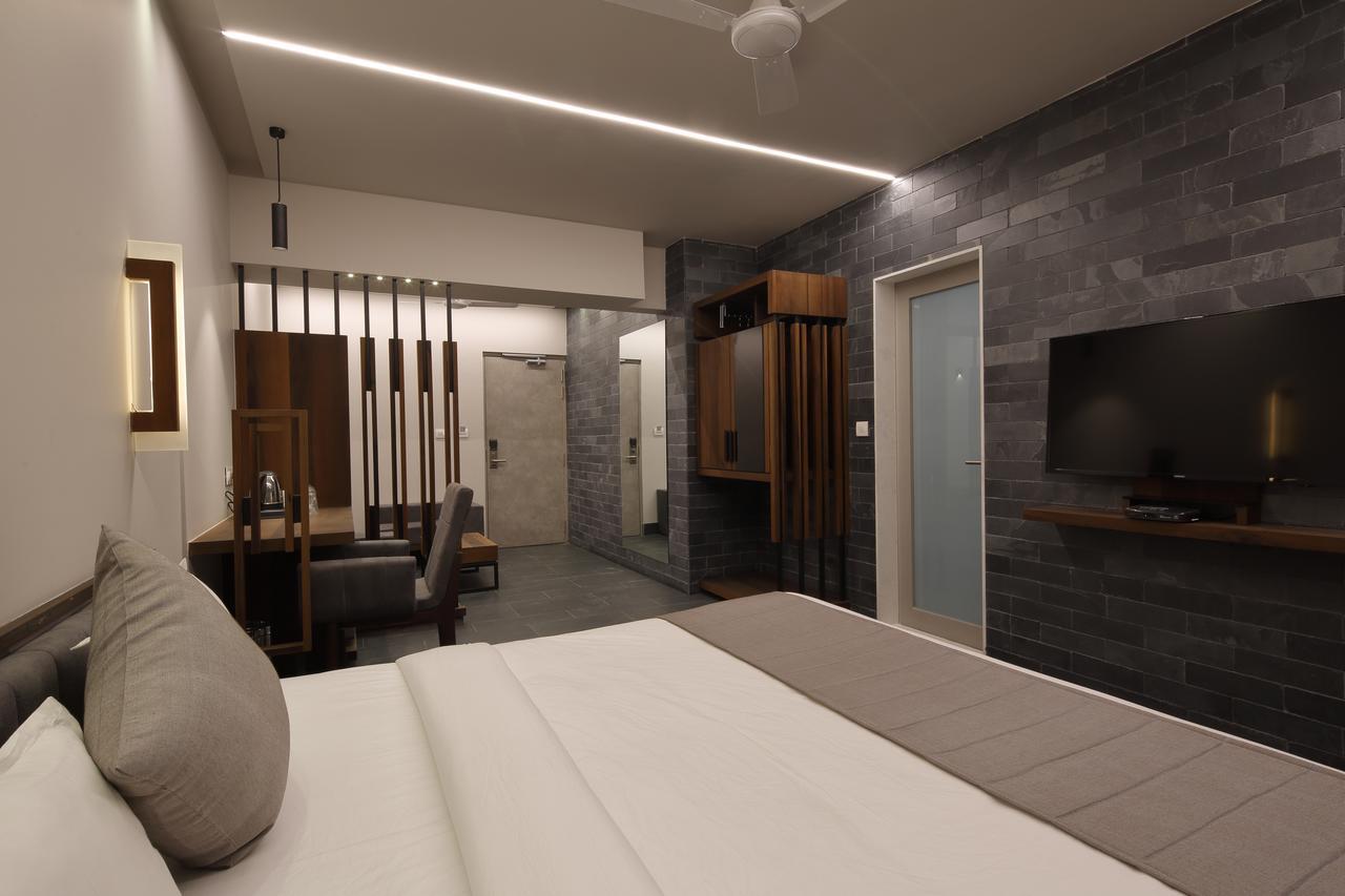 Hotel Carrefour Ahmedabad Extérieur photo