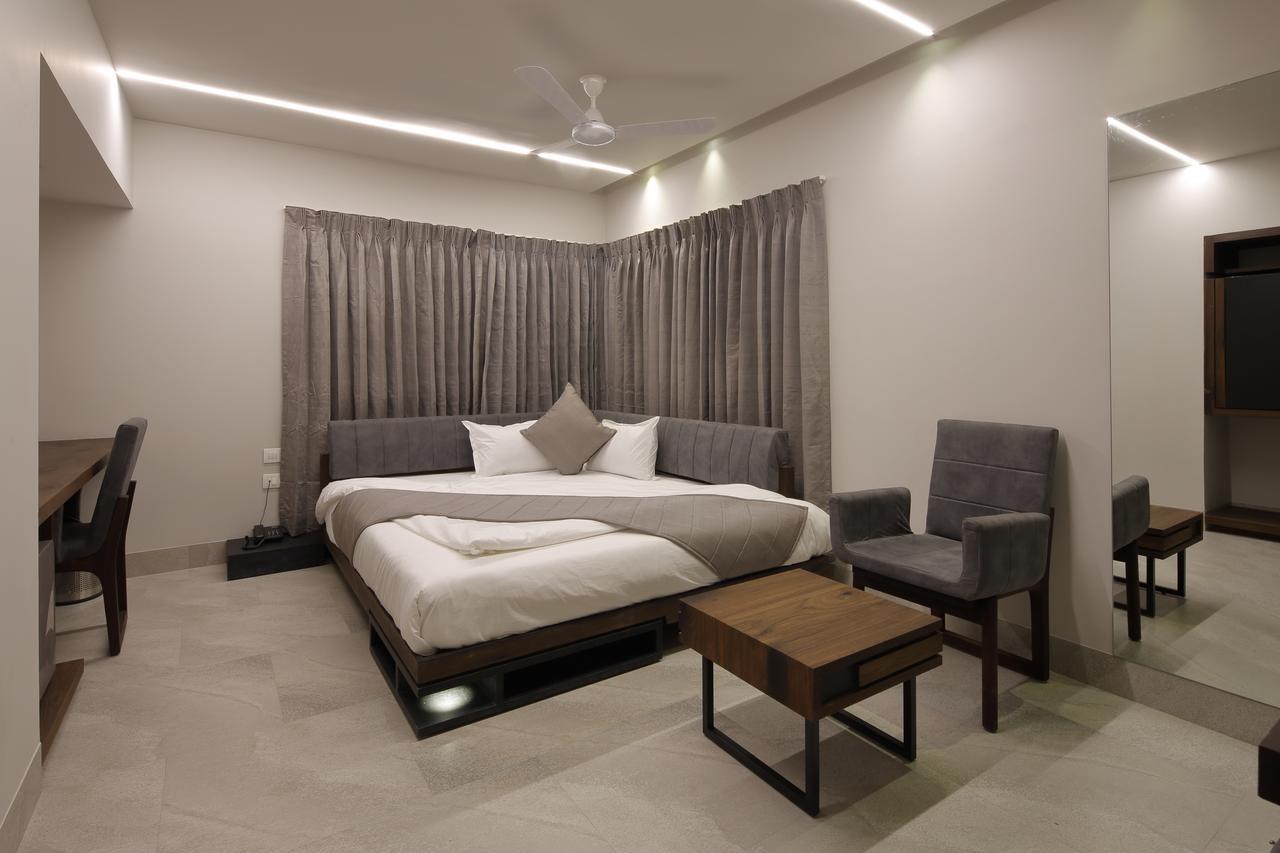 Hotel Carrefour Ahmedabad Extérieur photo