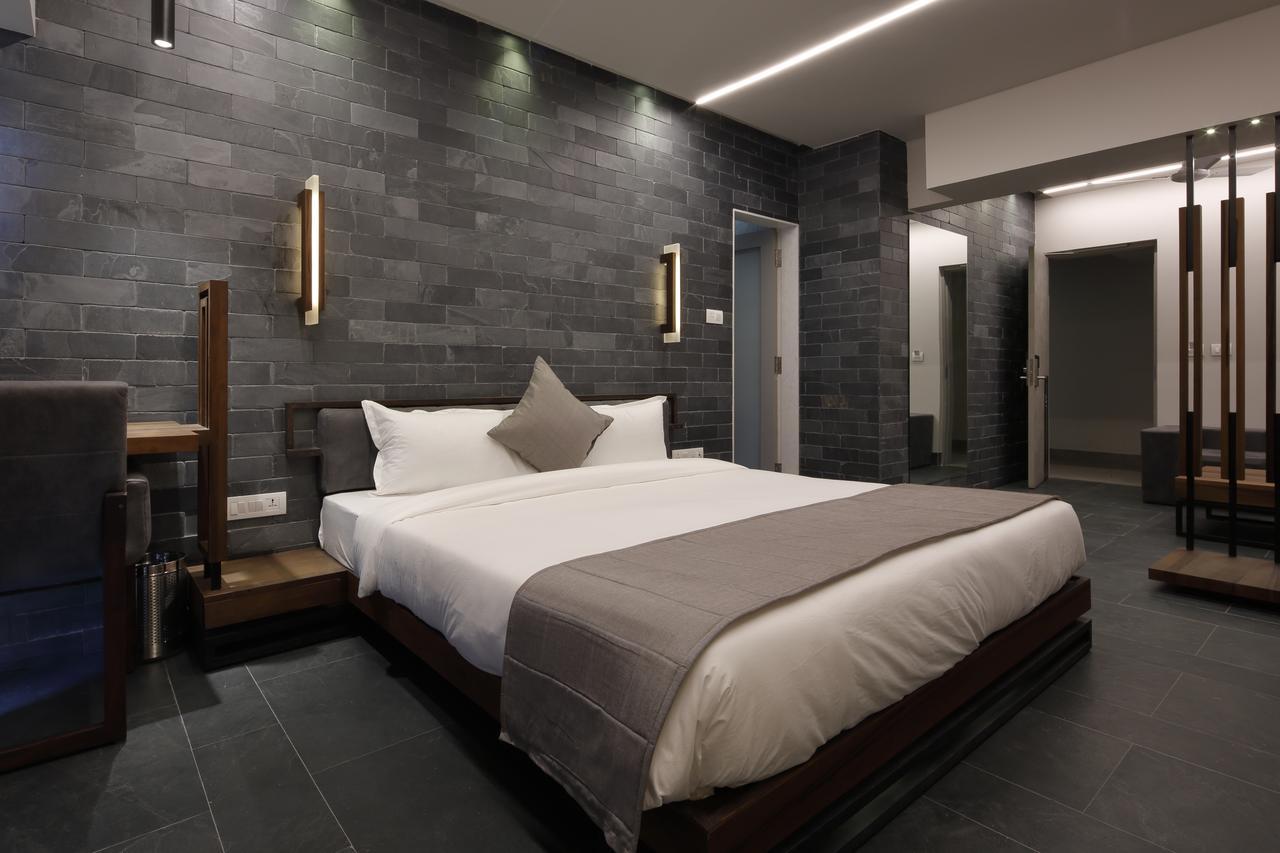 Hotel Carrefour Ahmedabad Extérieur photo