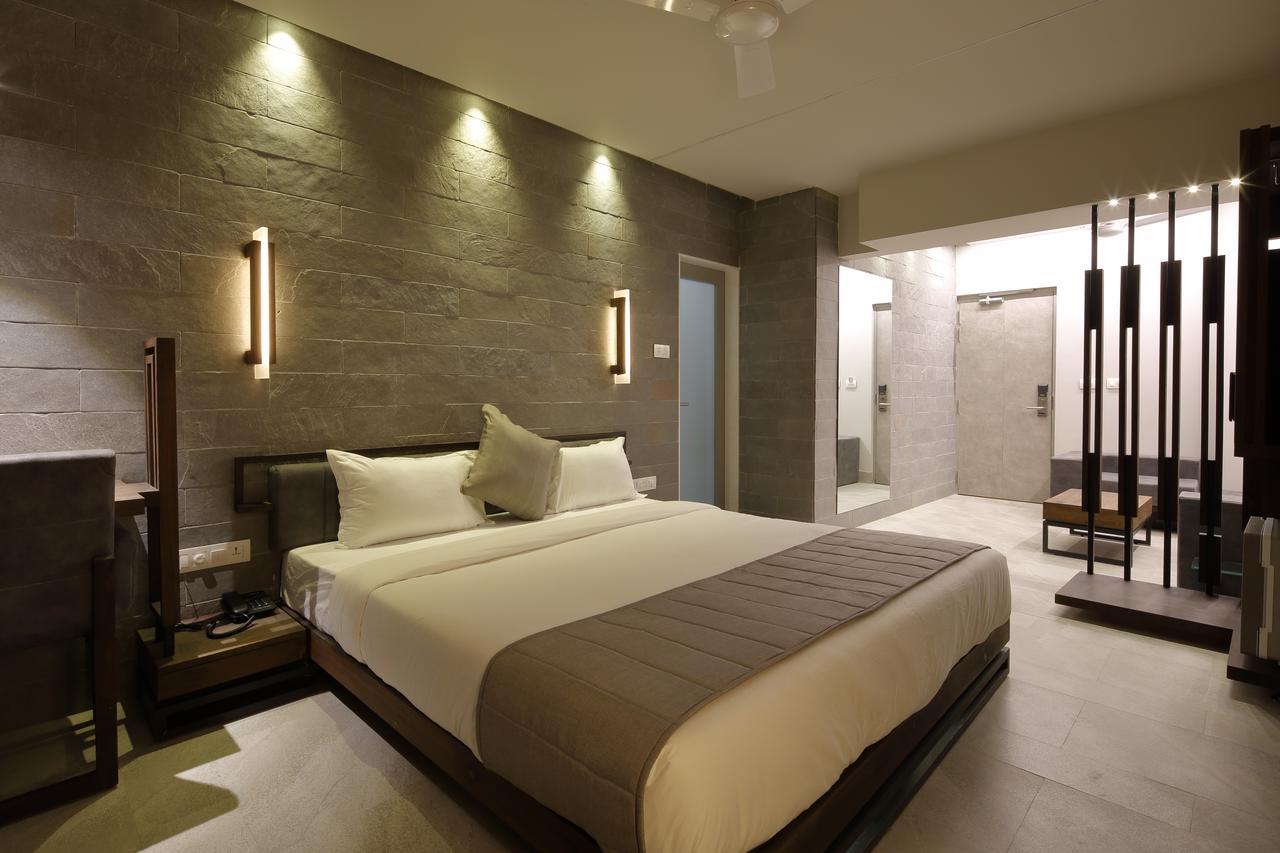 Hotel Carrefour Ahmedabad Extérieur photo