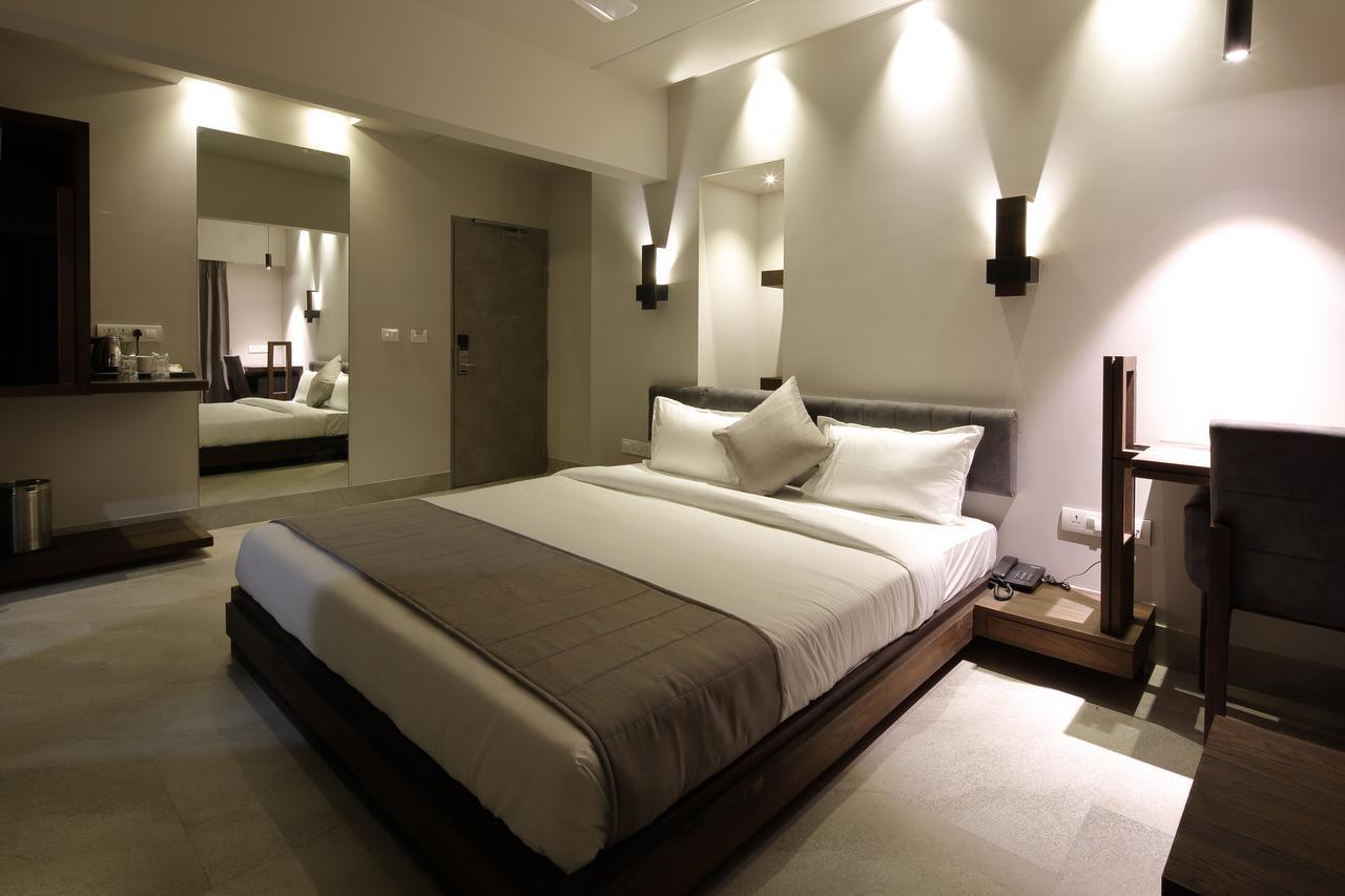 Hotel Carrefour Ahmedabad Extérieur photo