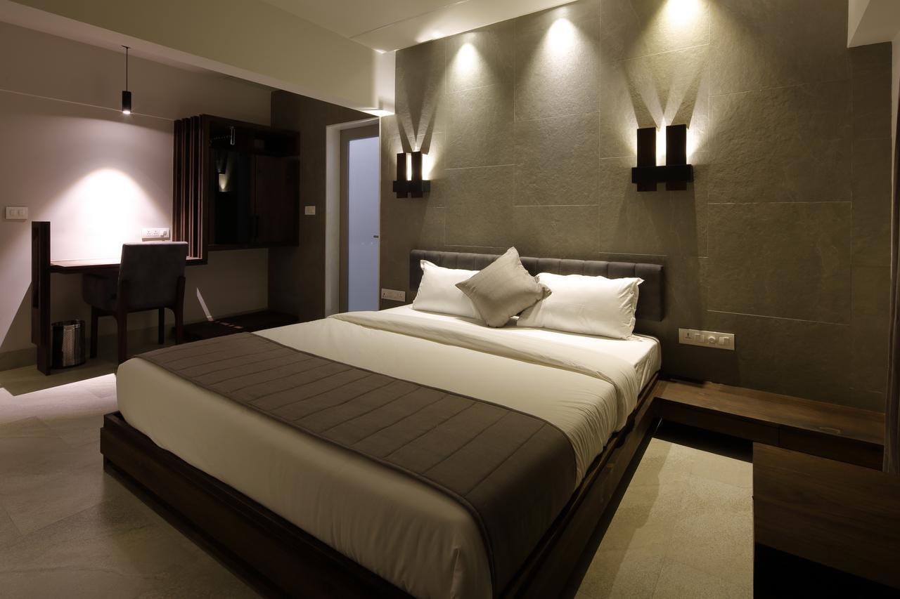Hotel Carrefour Ahmedabad Extérieur photo
