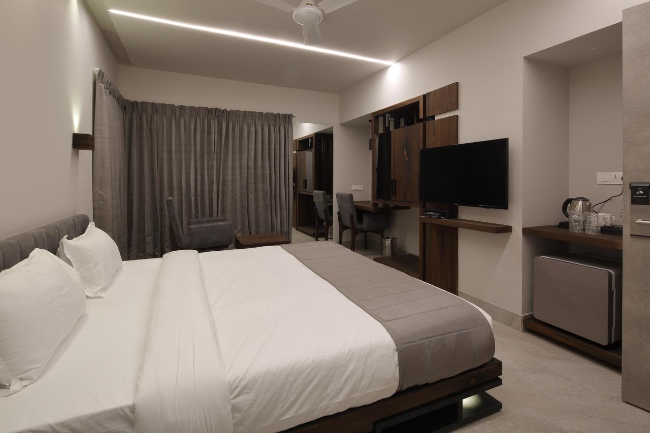 Hotel Carrefour Ahmedabad Extérieur photo