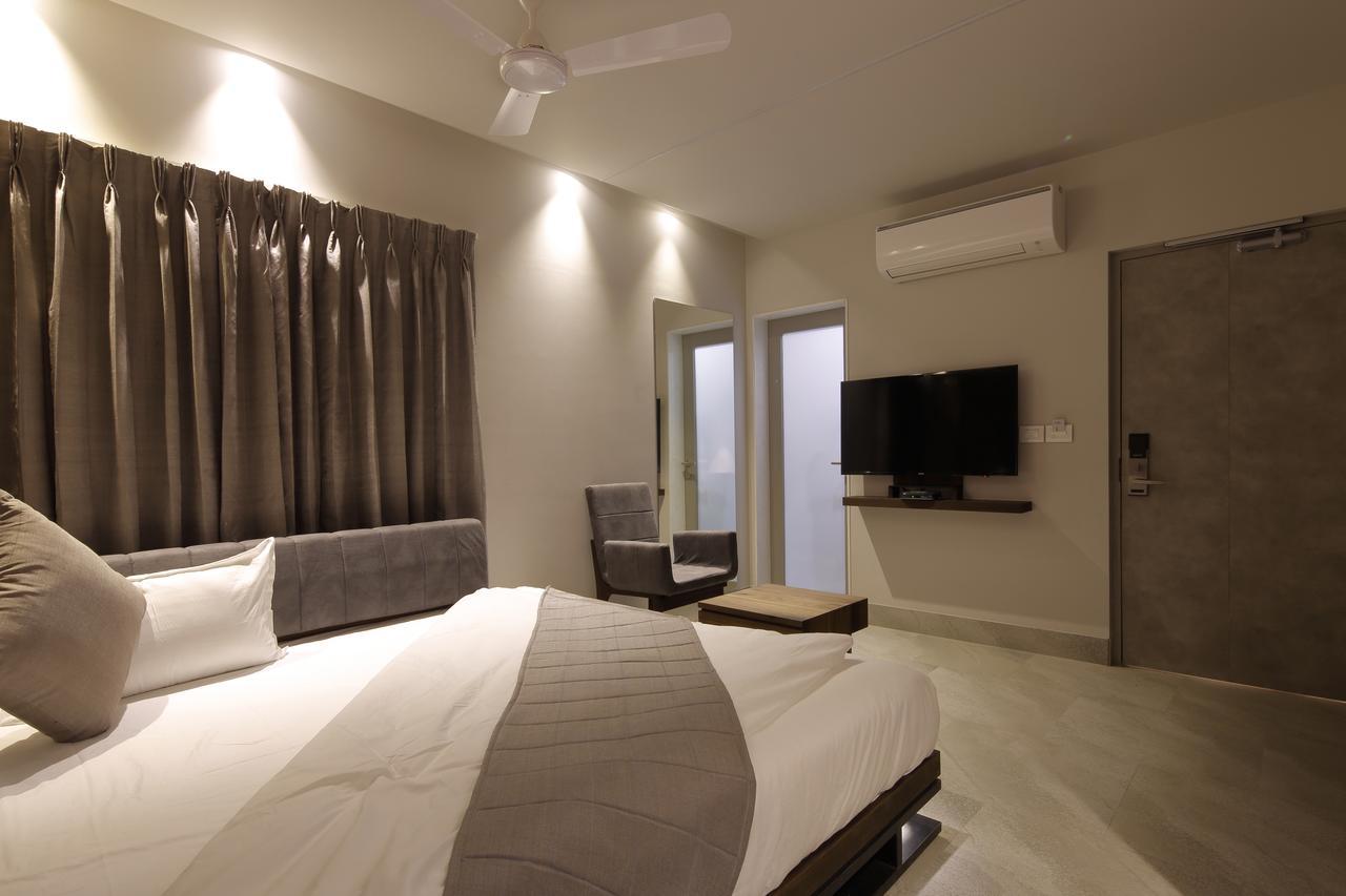 Hotel Carrefour Ahmedabad Extérieur photo