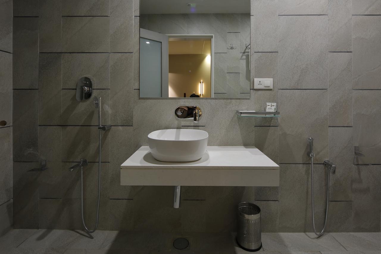 Hotel Carrefour Ahmedabad Extérieur photo