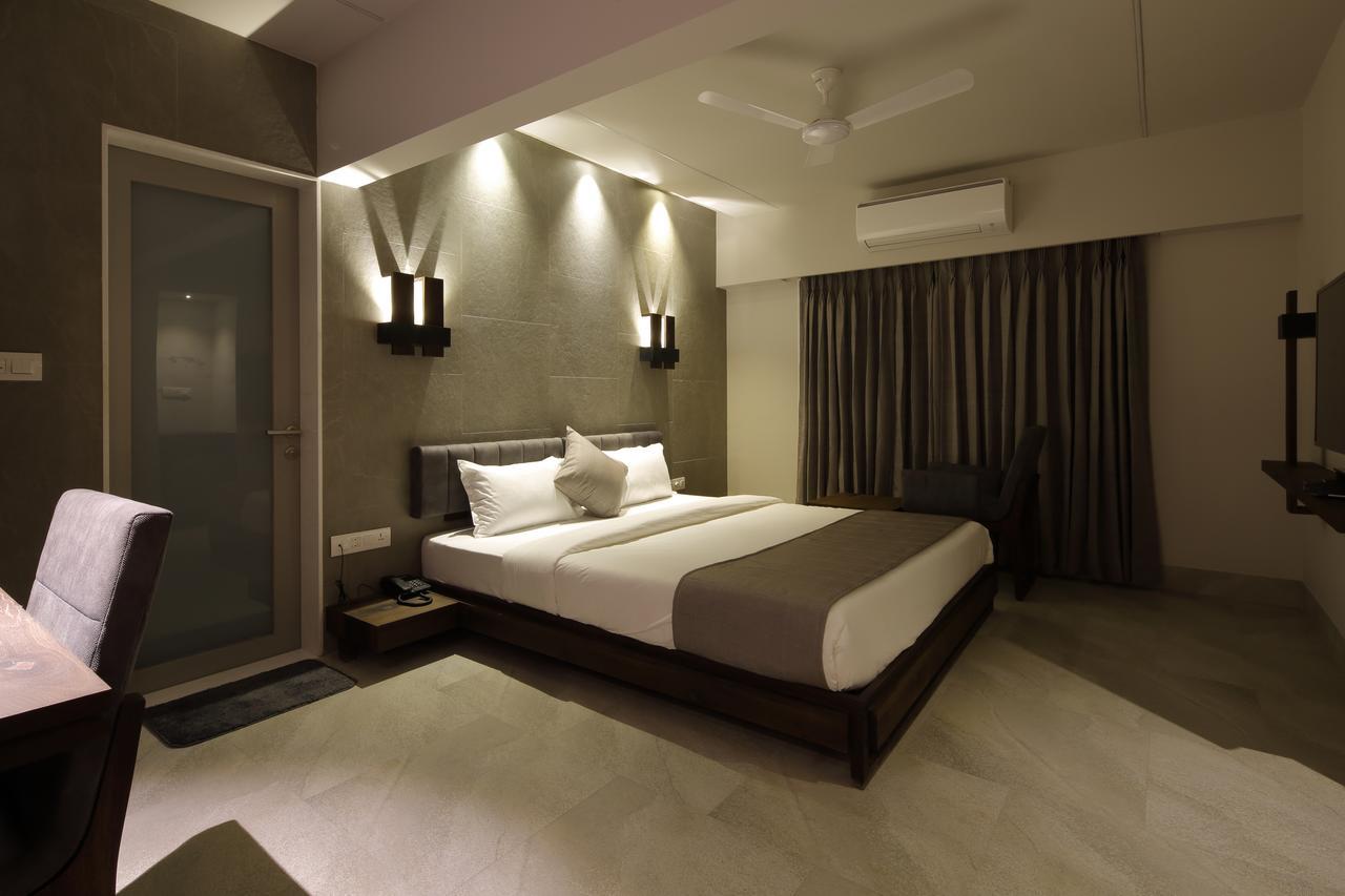 Hotel Carrefour Ahmedabad Extérieur photo
