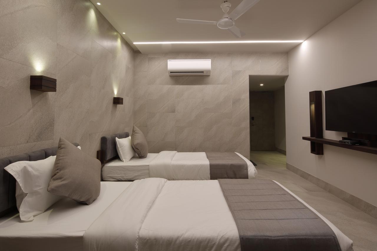 Hotel Carrefour Ahmedabad Extérieur photo