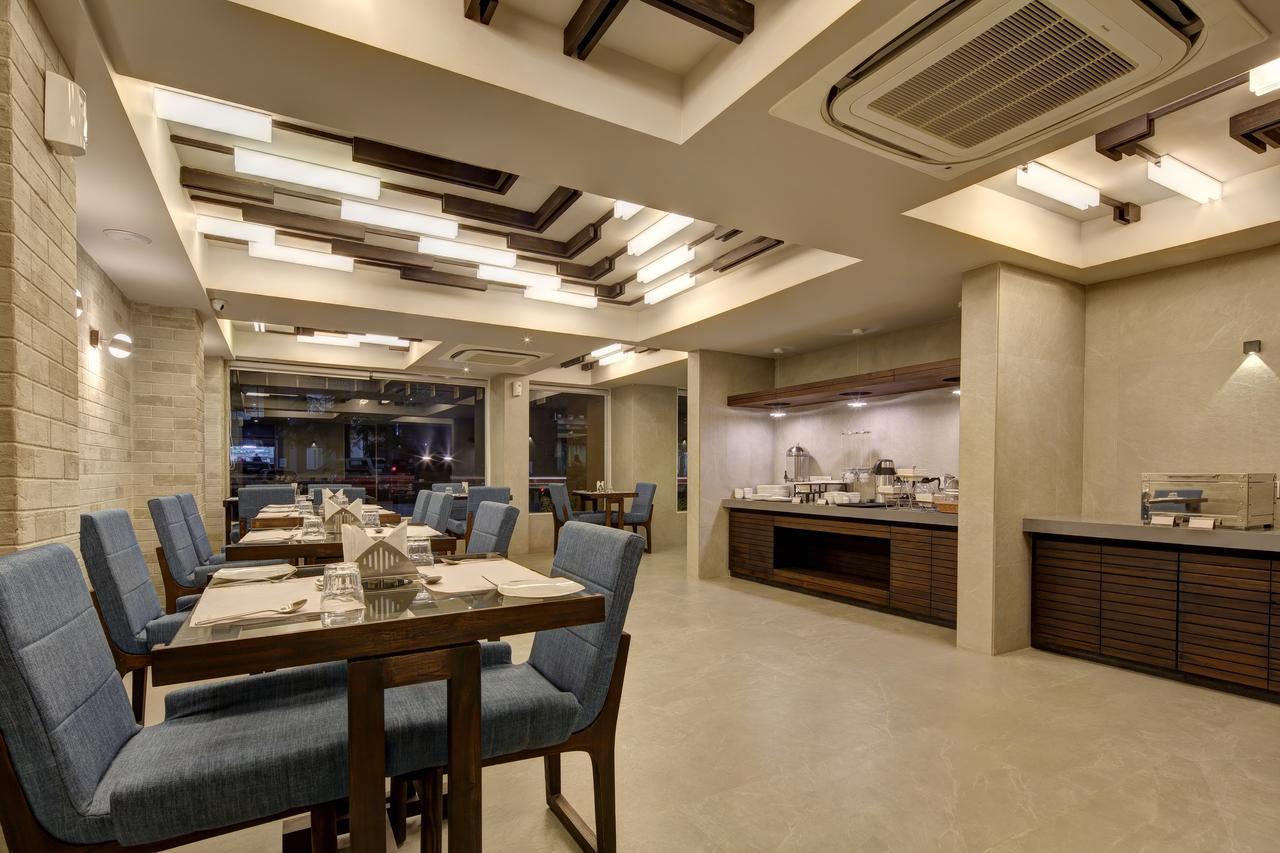 Hotel Carrefour Ahmedabad Extérieur photo