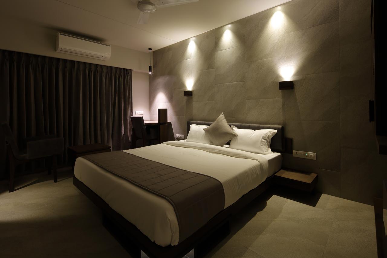 Hotel Carrefour Ahmedabad Extérieur photo
