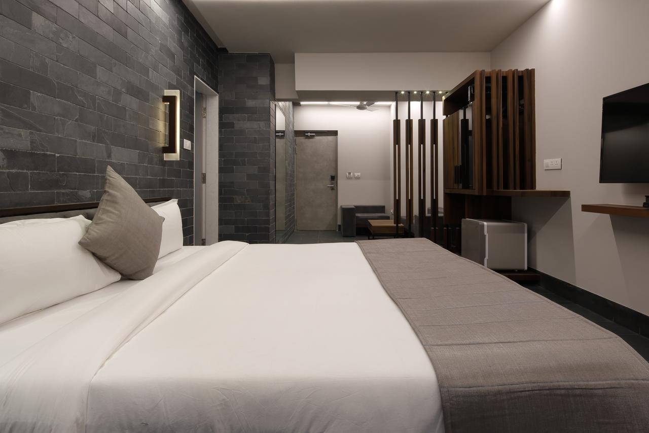 Hotel Carrefour Ahmedabad Extérieur photo