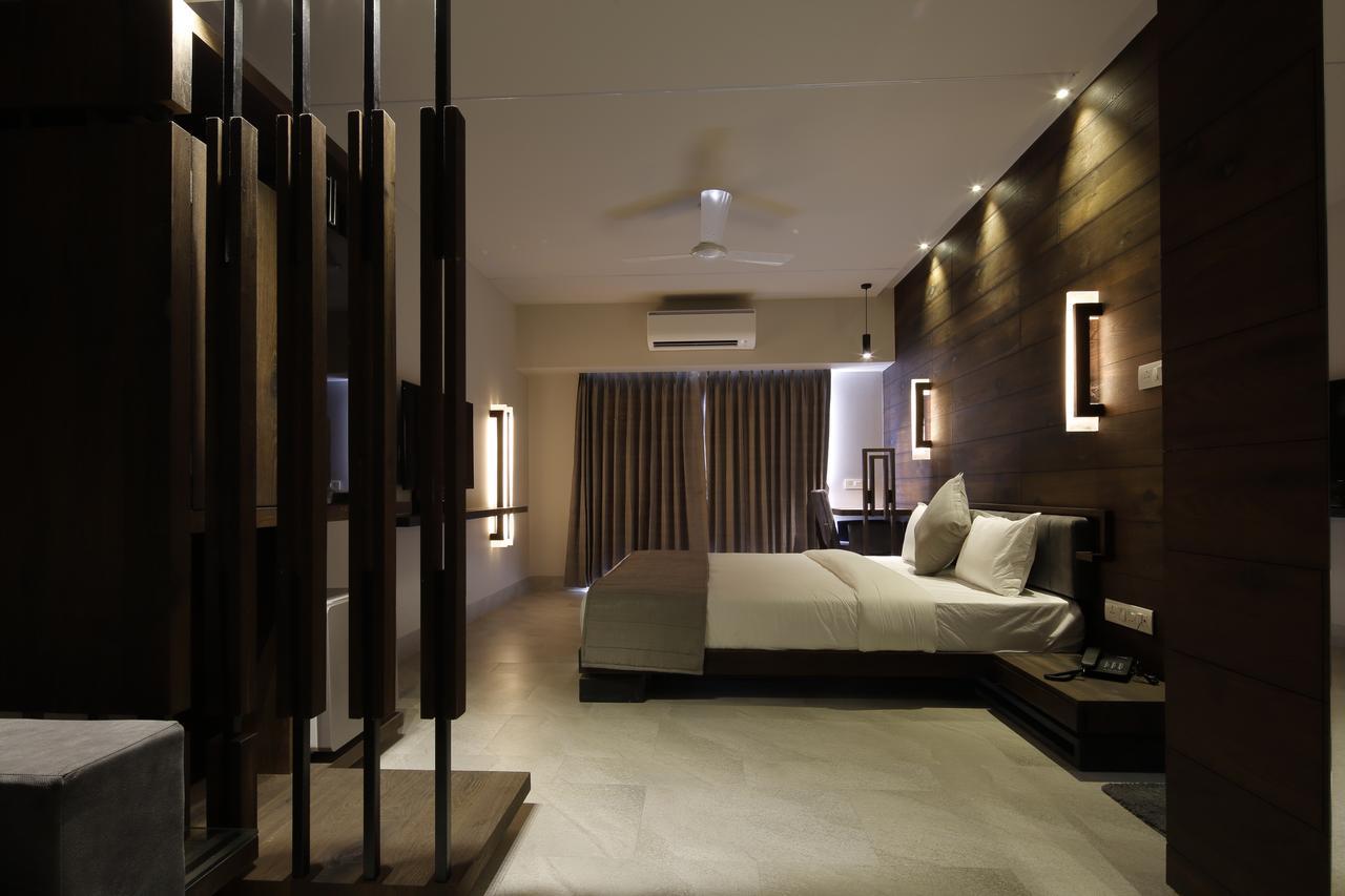Hotel Carrefour Ahmedabad Extérieur photo