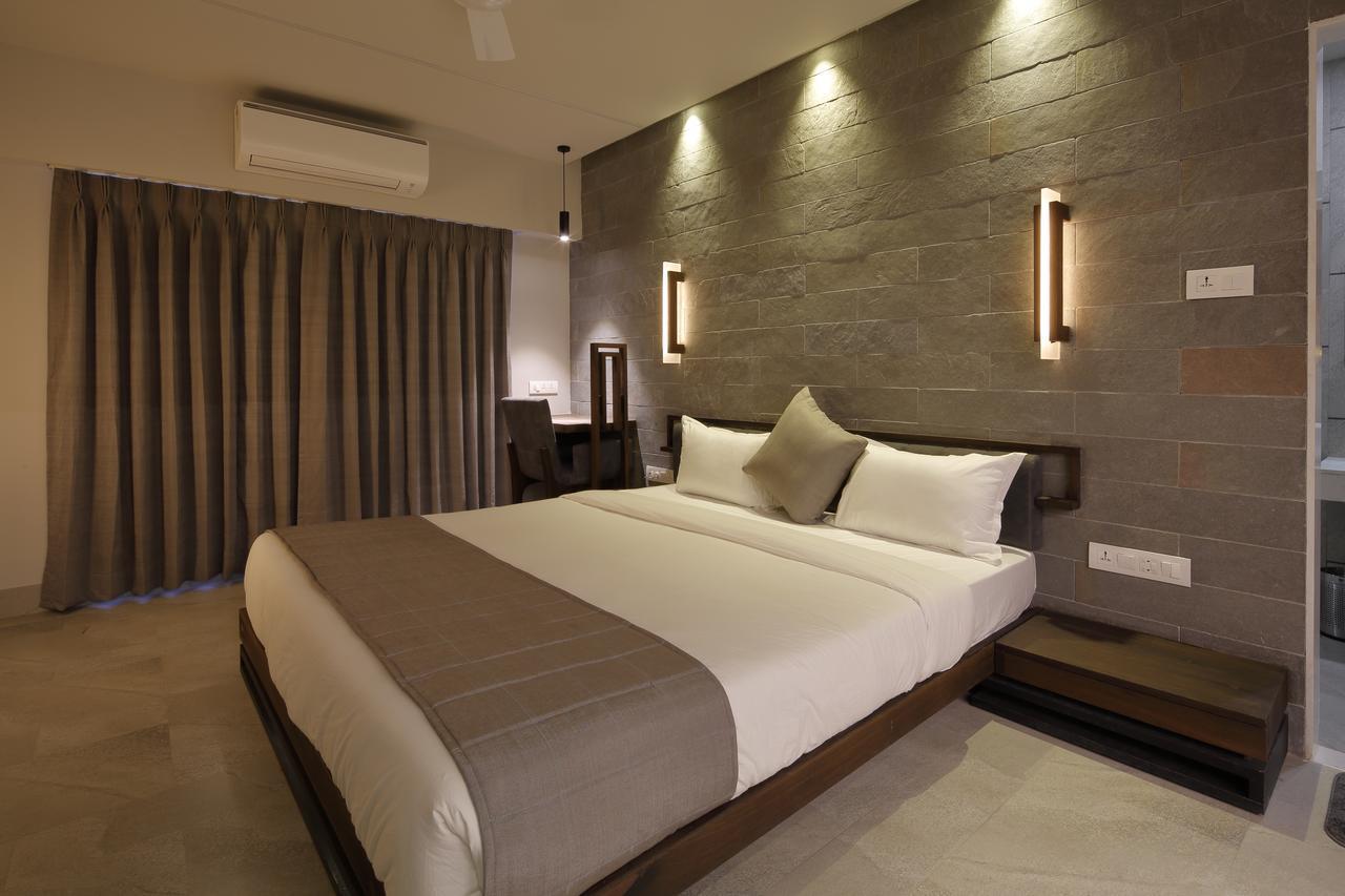 Hotel Carrefour Ahmedabad Extérieur photo