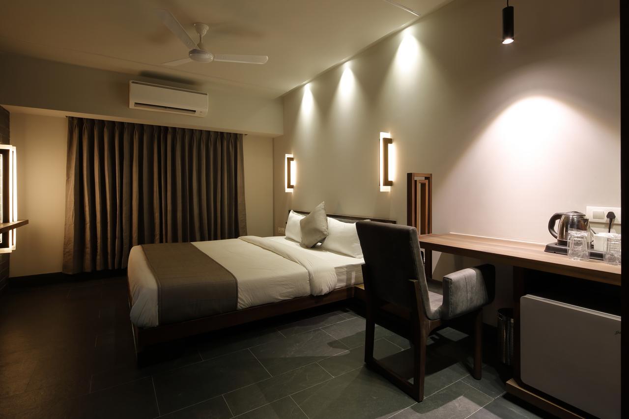 Hotel Carrefour Ahmedabad Extérieur photo