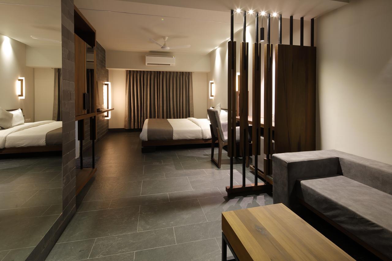 Hotel Carrefour Ahmedabad Extérieur photo