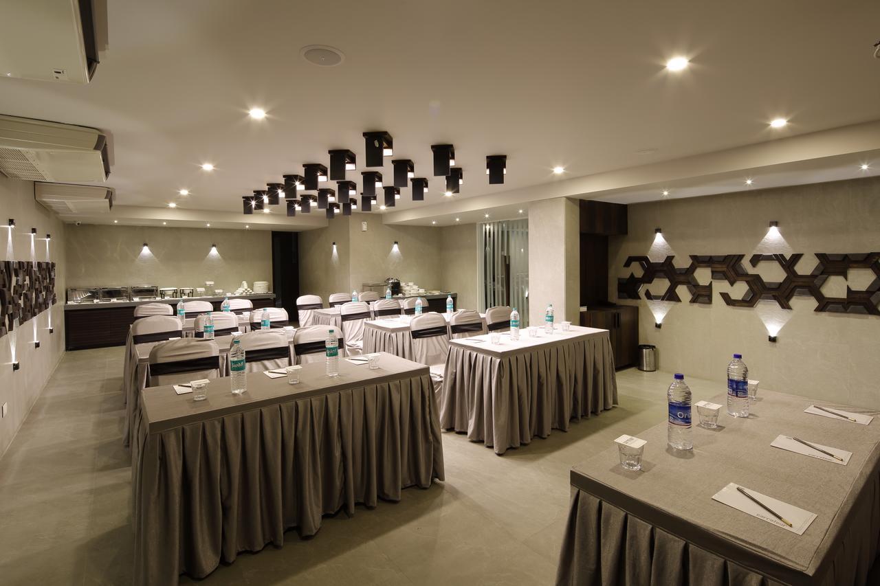 Hotel Carrefour Ahmedabad Extérieur photo