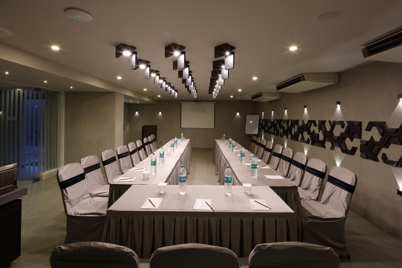 Hotel Carrefour Ahmedabad Extérieur photo