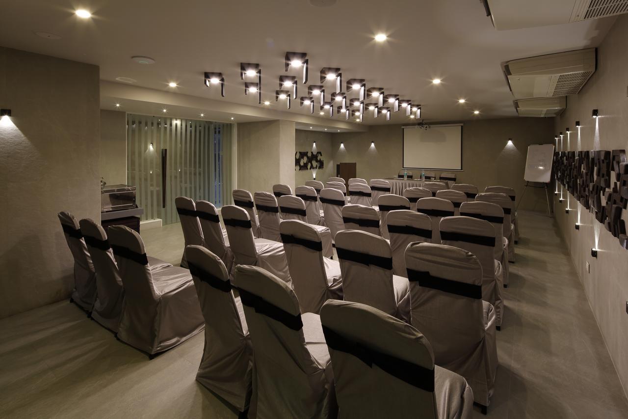 Hotel Carrefour Ahmedabad Extérieur photo