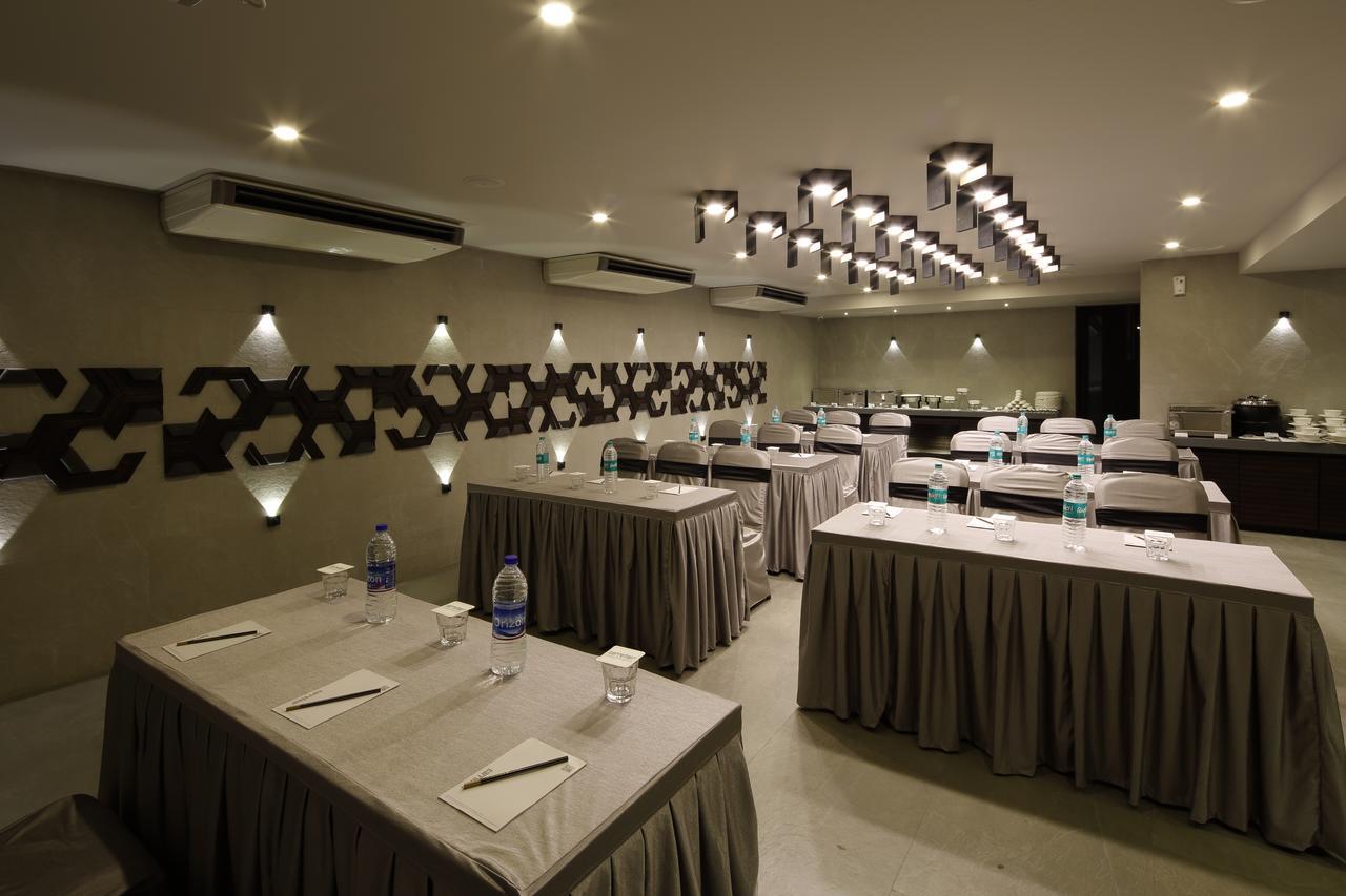 Hotel Carrefour Ahmedabad Extérieur photo