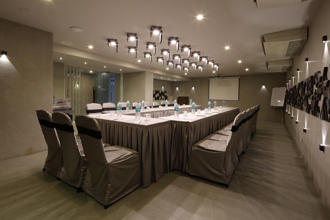 Hotel Carrefour Ahmedabad Extérieur photo