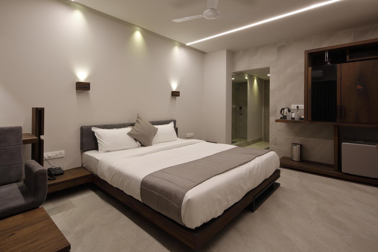 Hotel Carrefour Ahmedabad Extérieur photo