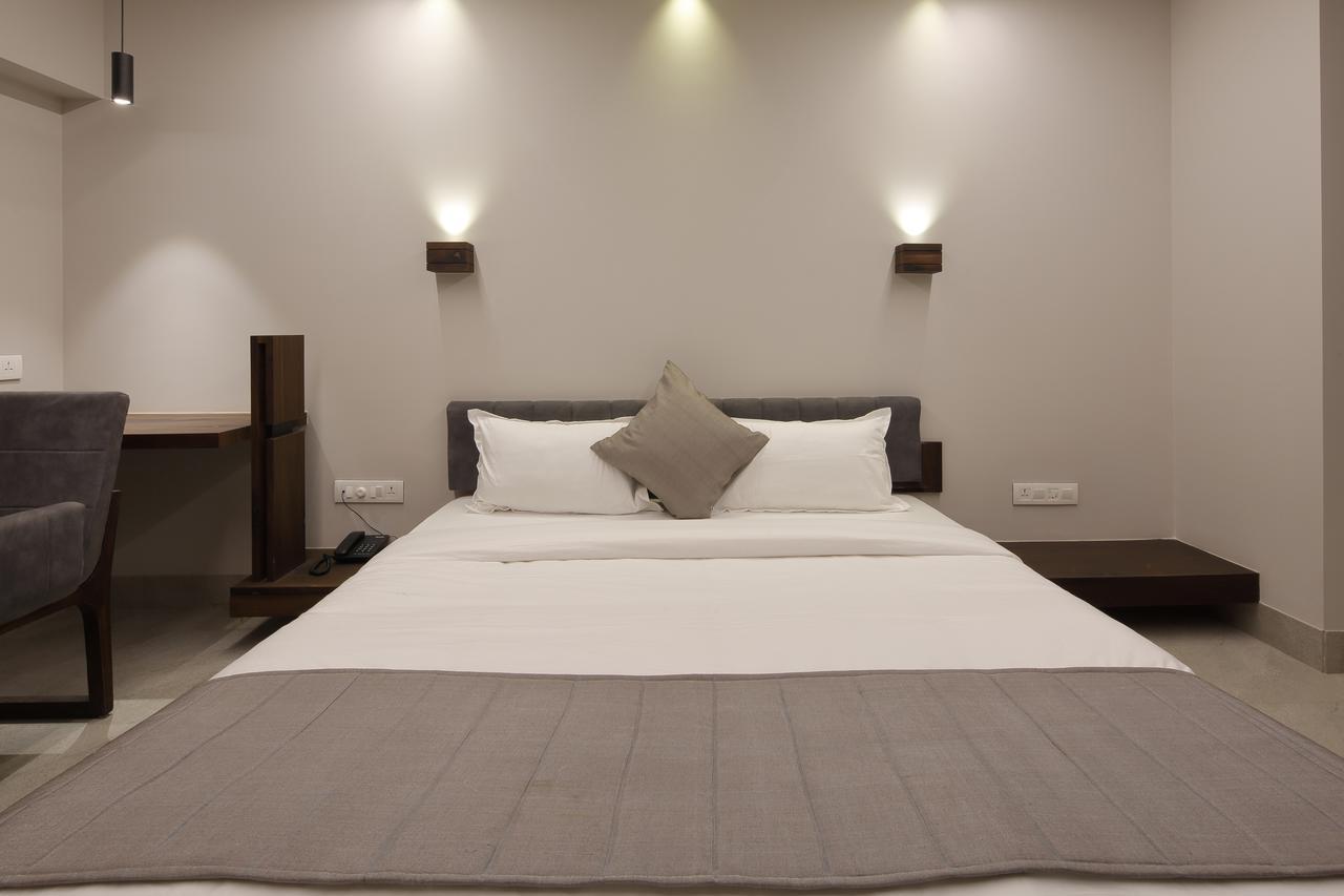 Hotel Carrefour Ahmedabad Extérieur photo