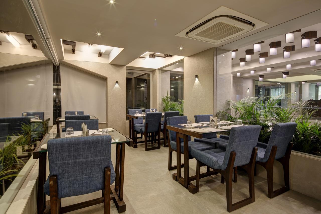 Hotel Carrefour Ahmedabad Extérieur photo