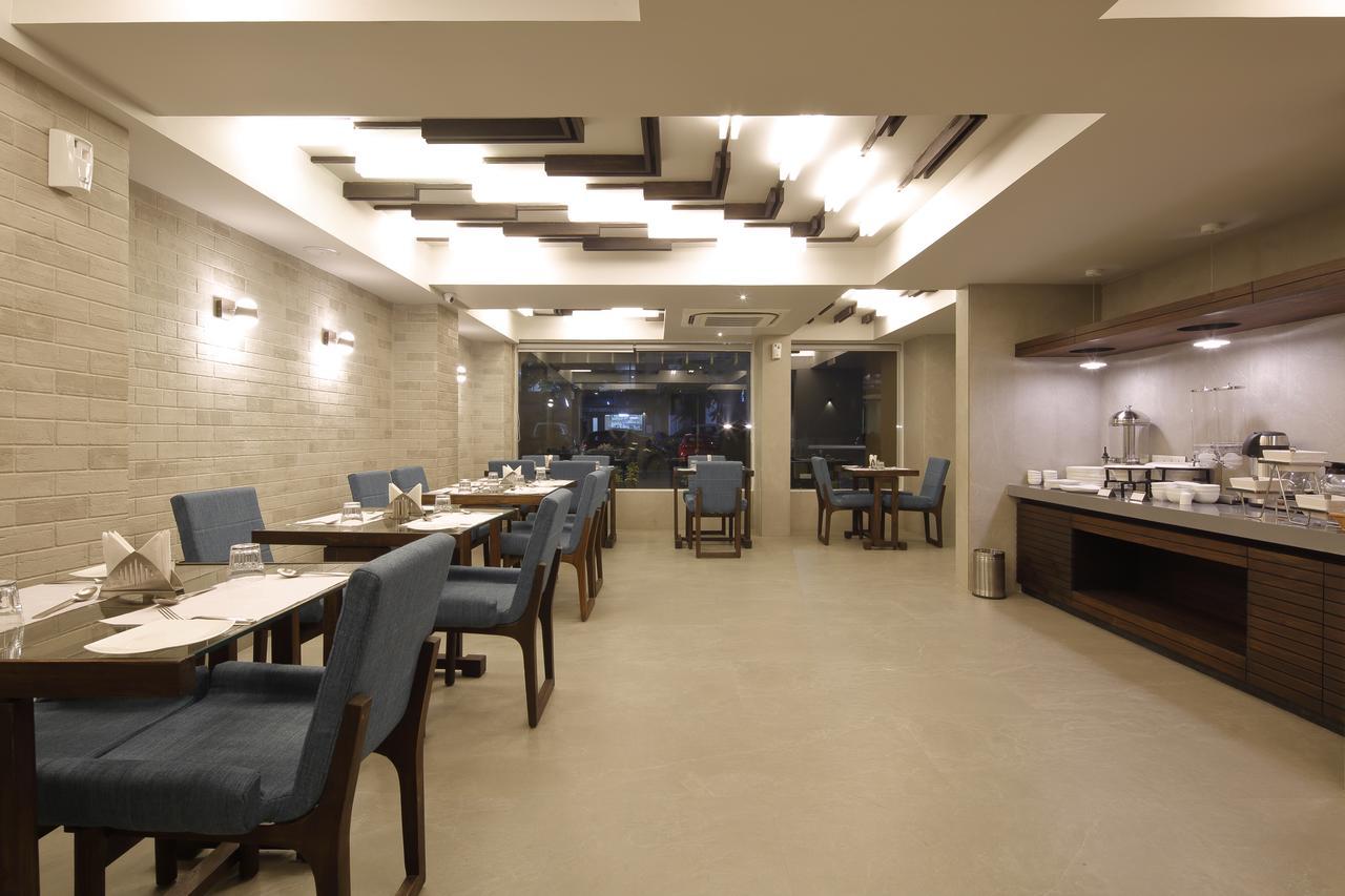 Hotel Carrefour Ahmedabad Extérieur photo