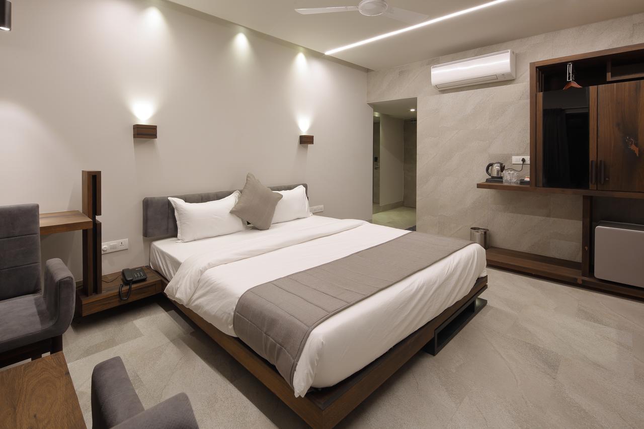 Hotel Carrefour Ahmedabad Extérieur photo